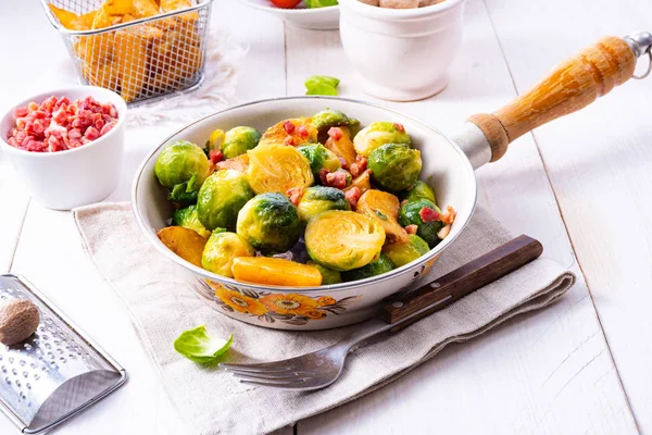 Rostade Brysselkål Med Honung Och Sesam Från Ugnen — Stockfoto