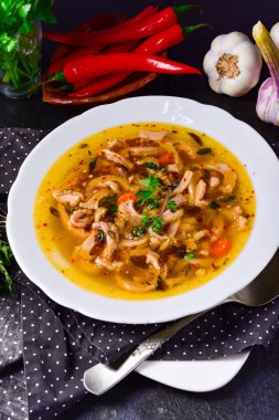 Sığır eti ve sebze ile Lehçe tarzında geleneksel işkembe çorbası