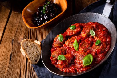 Domates soslu basi ile pişmiş mini köfte