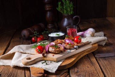 Nane ve rosemar ile lezzetli kuzu pirzolası