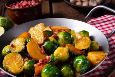 Brüksel lahanası patates tavası ve domuz pastırması.