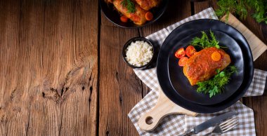 Kızarmış lahana ruloları, pilav ve kıyma, koma tarifine göre.