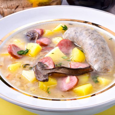 Polonyalı bir Paskalya çorba ev yapımı beyaz sosis ve mantar ile