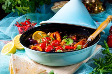 Tagine 'de pişirilmiş çeşitli sebzeli baharatlı biftek.