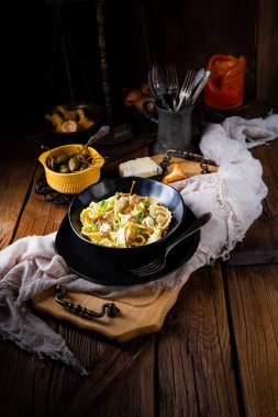 fırında mantar soslu baharatlı kavrulmuş et