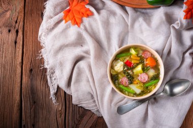 Sucuk ve pastırma ile lezzetli sonbahar sebze çorbası