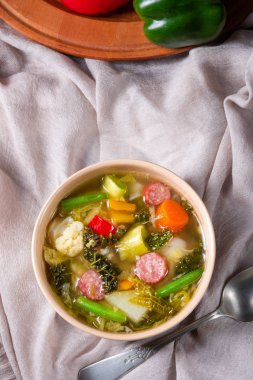 Sucuk ve pastırma ile lezzetli sonbahar sebze çorbası