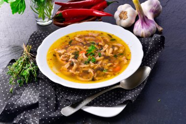 Sığır eti ve sebze ile Lehçe tarzında geleneksel işkembe çorbası