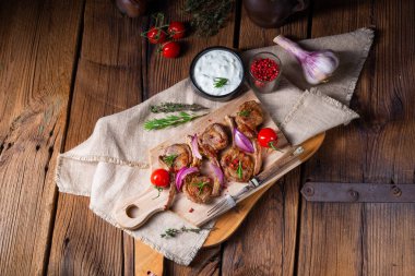 Nane ve rosemar ile lezzetli kuzu pirzolası