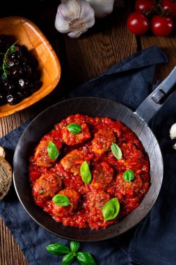 Domates soslu basi ile pişmiş mini köfte