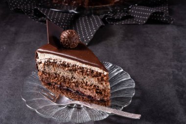 Çikolatalı kek - Havalı bisküvi ve krema ve çikolata