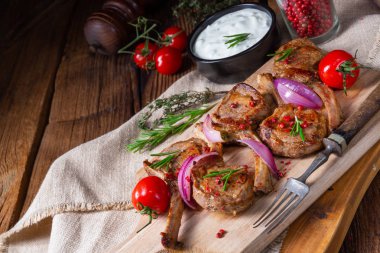 Nane ve rosemar ile lezzetli kuzu pirzolası