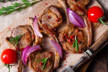 Nane ve rosemar ile lezzetli kuzu pirzolası