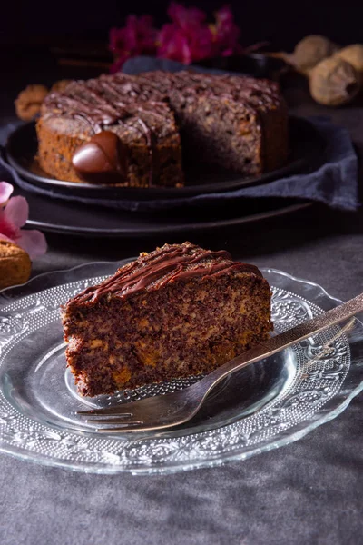 Saftiga Poppy Seed Tårta Med Äpplen Och Choklad Glasyr — Stockfoto