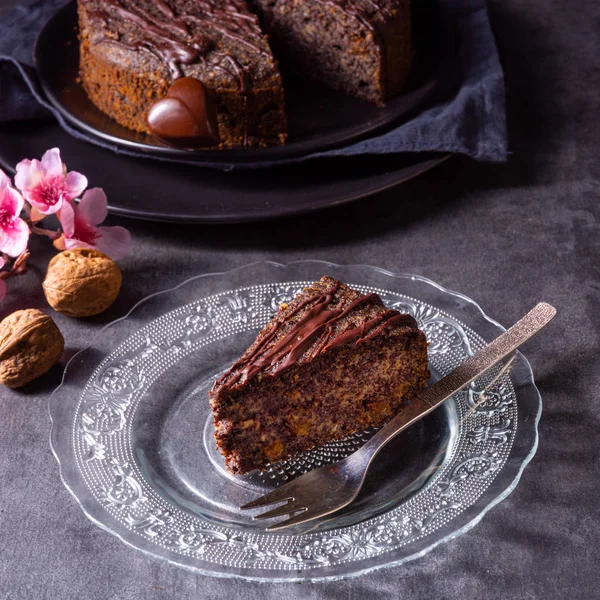 Saftiga Poppy Seed Tårta Med Äpplen Och Choklad Glasyr — Stockfoto