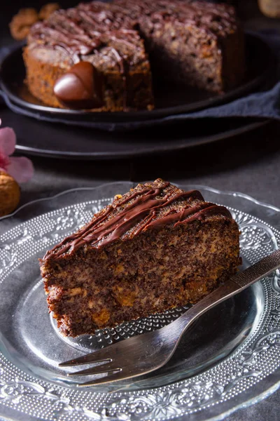 Saftiga Poppy Seed Tårta Med Äpplen Och Choklad Glasyr — Stockfoto