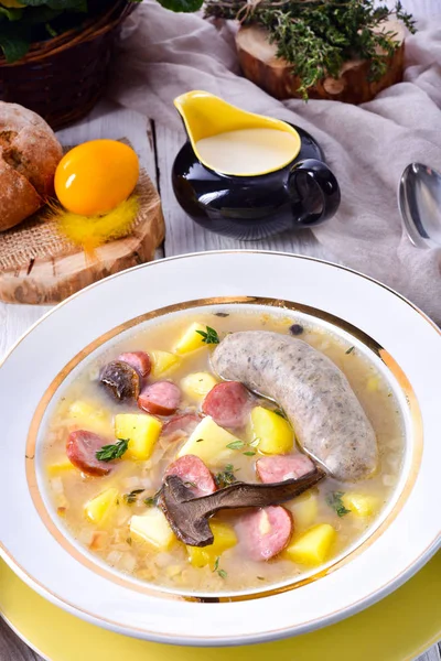 Een Poolse Pasen soep met zelfgemaakte witte worst en champignons — Stockfoto