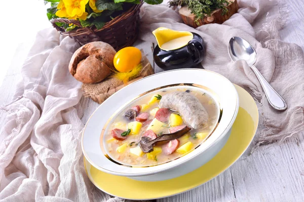 Una sopa de Pascua polaca con salchichas blancas caseras y champiñones —  Fotos de Stock