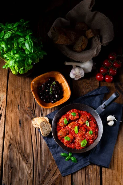 Pečené mini masové kuličky v tomatové omáčce s bazalkou — Stock fotografie