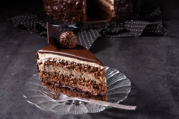 Chocoladetaart - Luchtig koekje en een crème van room en chocolade — Stockfoto