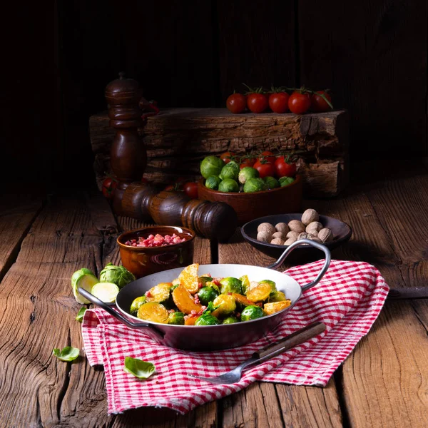 Brysselkål potatis pan med bacon i rustik stil — Stockfoto