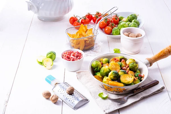 Geroosterde spruitjes met honing en sesam uit de oven — Stockfoto