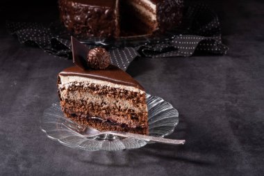 Çikolatalı kek - Havalı bisküvi ve krema ve çikolata