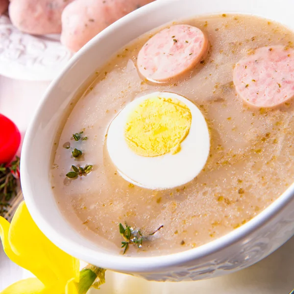 Zurek вкусный пасхальный суп в польском стиле — стоковое фото
