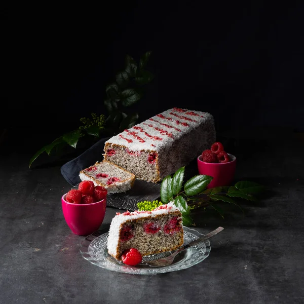 Pastel de semillas de amapola con frambuesas y coco rallado — Foto de Stock