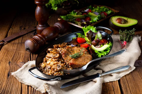 Frango Assado Com Mingau Cereal Cogumelos — Fotografia de Stock