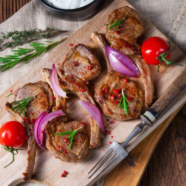 Nane ve biberiyeli lezzetli kuzu pirzolası