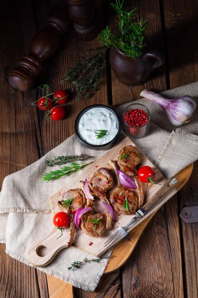 Lekkere lamskoteletjes met munt en rozemarijn — Stockfoto