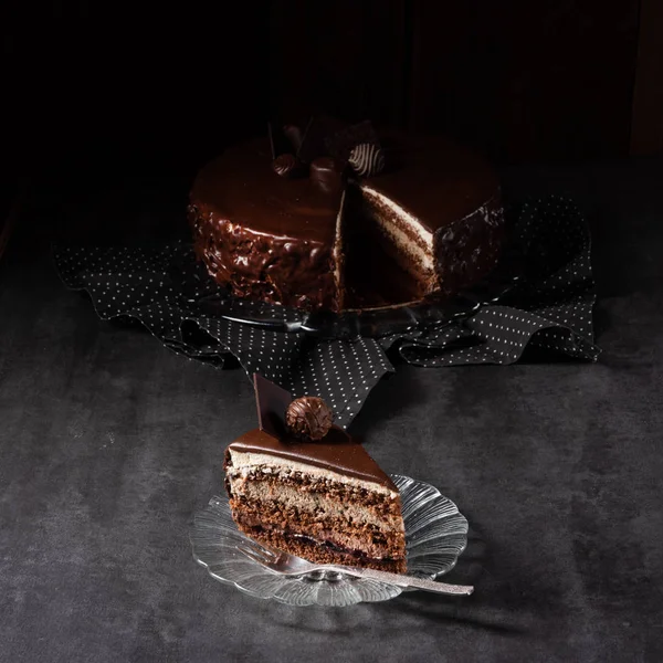 Schokoladenkuchen - luftiger Keks und Sahne und Schokolade — Stockfoto