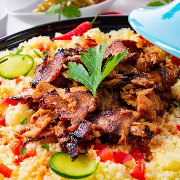 Tajin met couscous, groenten en vlees op witte achtergrond — Stockfoto