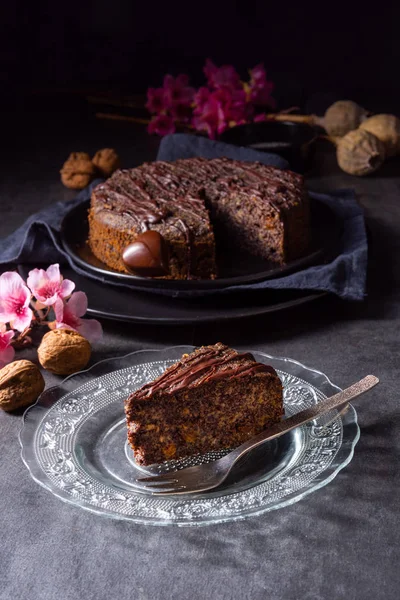 Saftiga poppy seed tårta med äpplen och choklad glasyr — Stockfoto