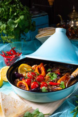 Tagine 'de pişirilmiş çeşitli sebzeli baharatlı biftek.