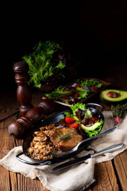 Mantarlı biftek, karabuğday ve mango salatası.
