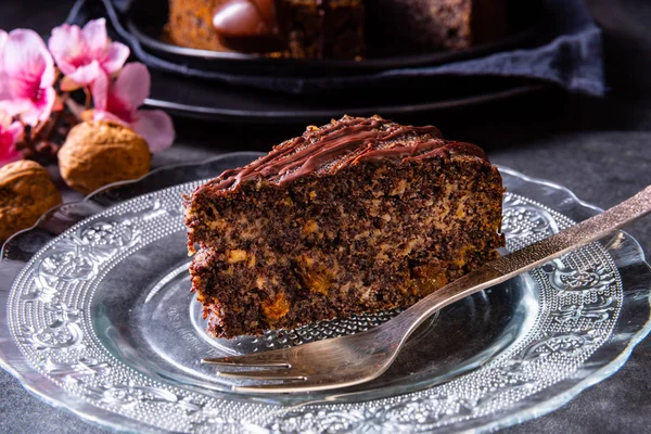 Pastel de semillas de amapola jugosa con manzanas y glaseado de chocolate —  Fotos de Stock