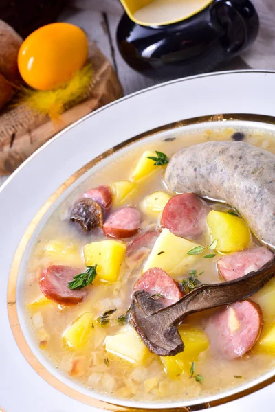 ポーランド イースター自家製白ソーセージとキノコのスープ — ストック写真