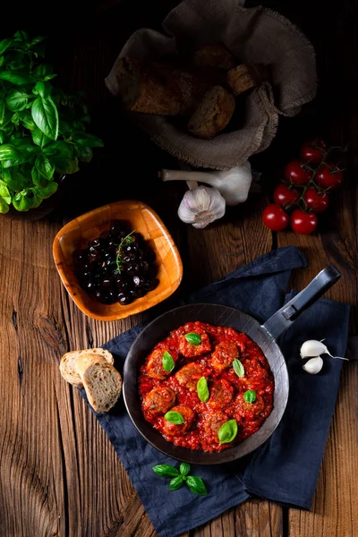 Bakat mini köttbullar i tomatsås med basilika — Stockfoto
