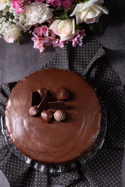 Schokoladenkuchen - luftiger Keks und Sahne und Schokolade — Stockfoto