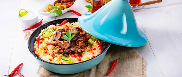 Tajín con cuscús, verduras y carne sobre fondo blanco —  Fotos de Stock