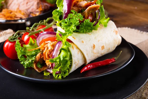 Sabrosas envolturas llenas de cerdo tirado y ensalada — Foto de Stock