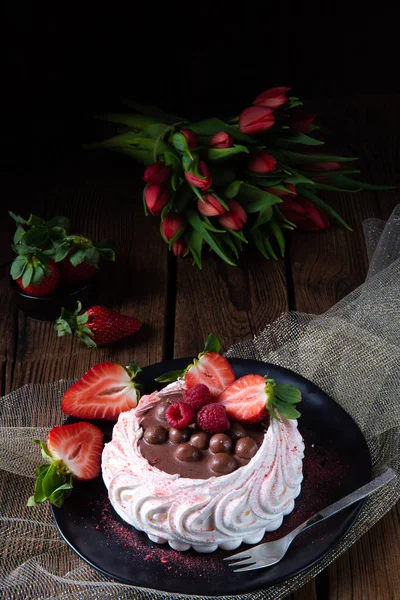 신선 한 과일과 초콜릿을 곁들인 가벼운 파블로바 — 스톡 사진