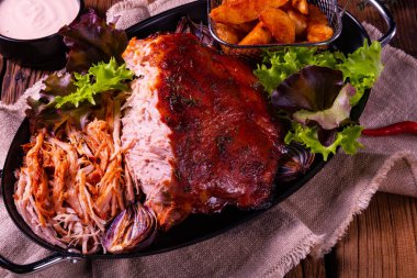 Lezzetli domuz eti ve fırında patates