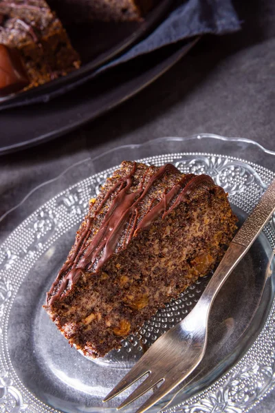 Saftiga poppy seed tårta med äpplen och choklad glasyr — Stockfoto