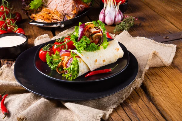 Lekkere wraps gevuld met getrokken varkensvlees en salade — Stockfoto