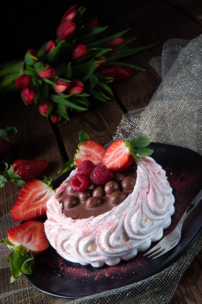 Light pavlova with fresh fruits and chocolate — Stock Photo, Image