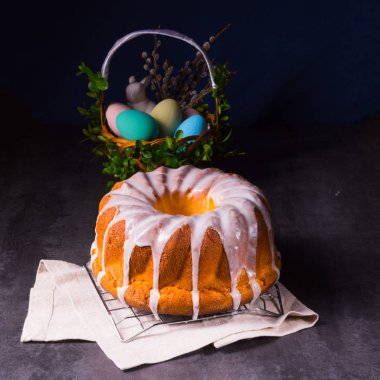 Lezzetli paskalya keki, beyaz pasta jöleli.