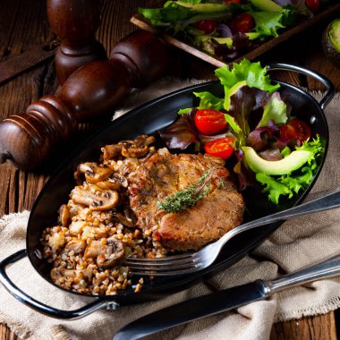 Mantarlı biftek, karabuğday ve mango salatası.